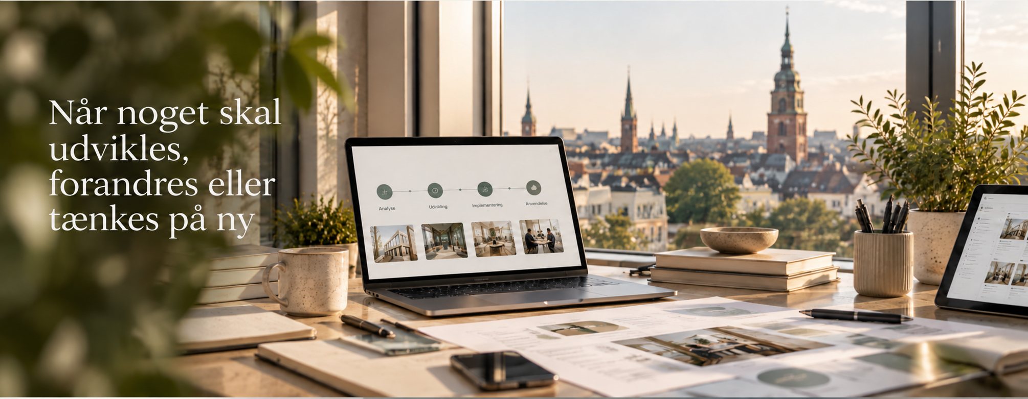Når noget skal udvikles, forandres eller tænkes på ny – skrivebord med laptop og udsigt over København